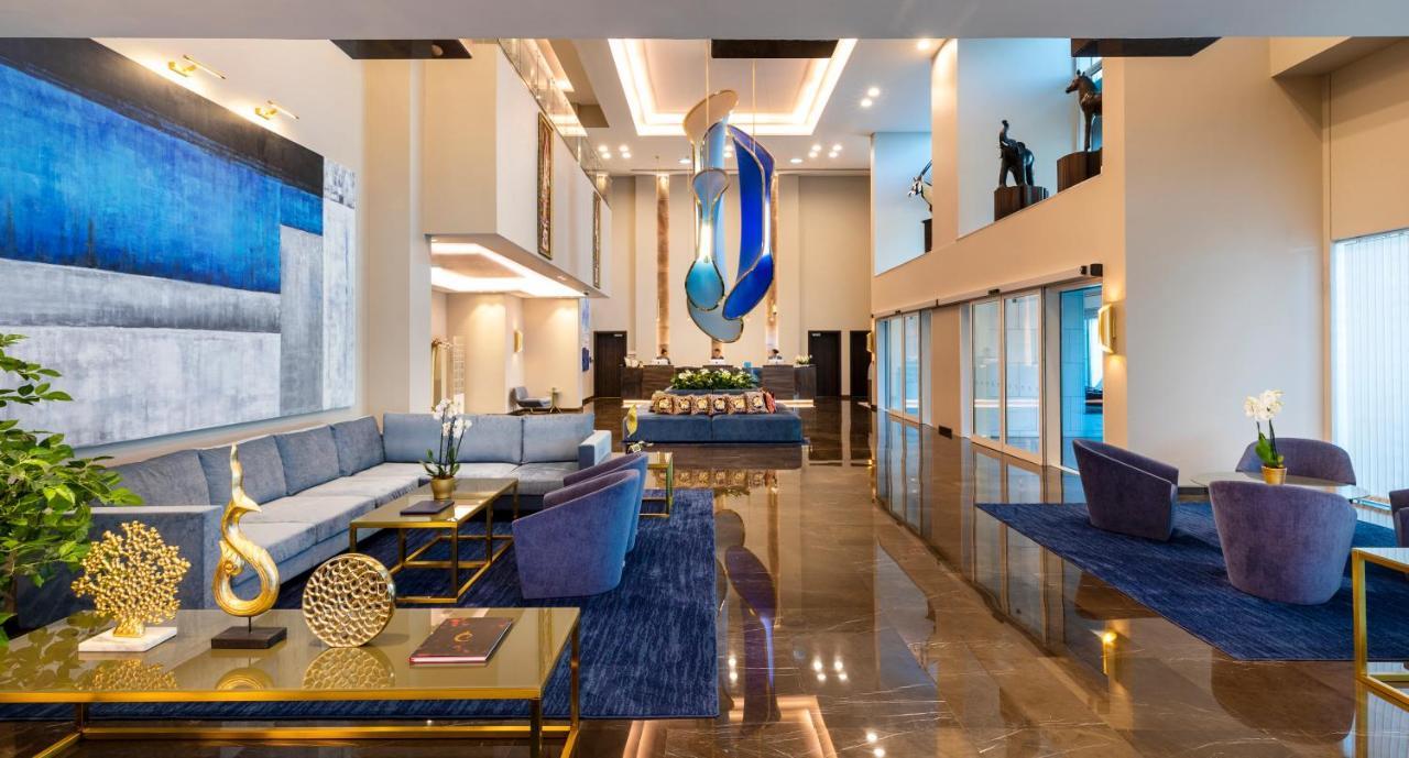 Centara West Bay Hotel & Residences Доха Екстериор снимка The interior of the lounge