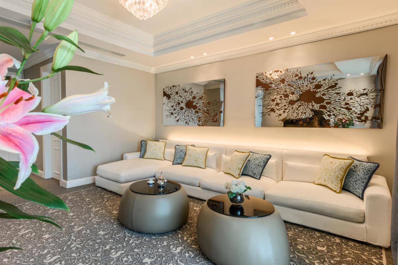 Centara West Bay Hotel & Residences Доха Екстериор снимка The lobby of the hotel