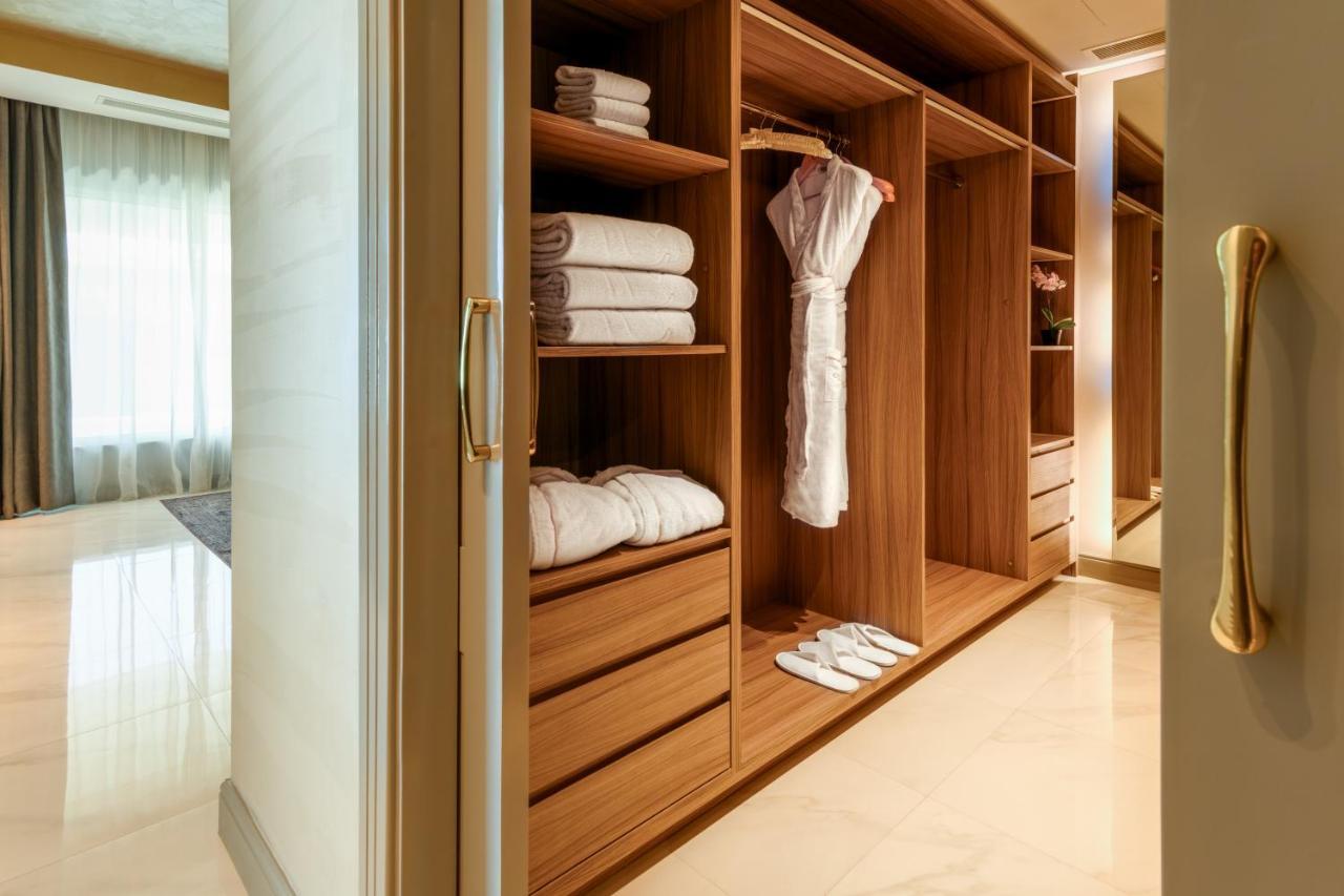 Centara West Bay Hotel & Residences Доха Екстериор снимка A walk-in closet