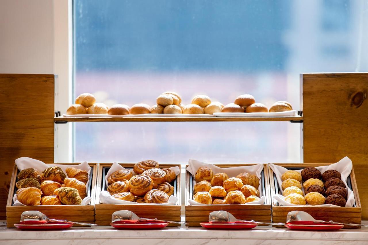 Centara West Bay Hotel & Residences Доха Екстериор снимка Bakery items