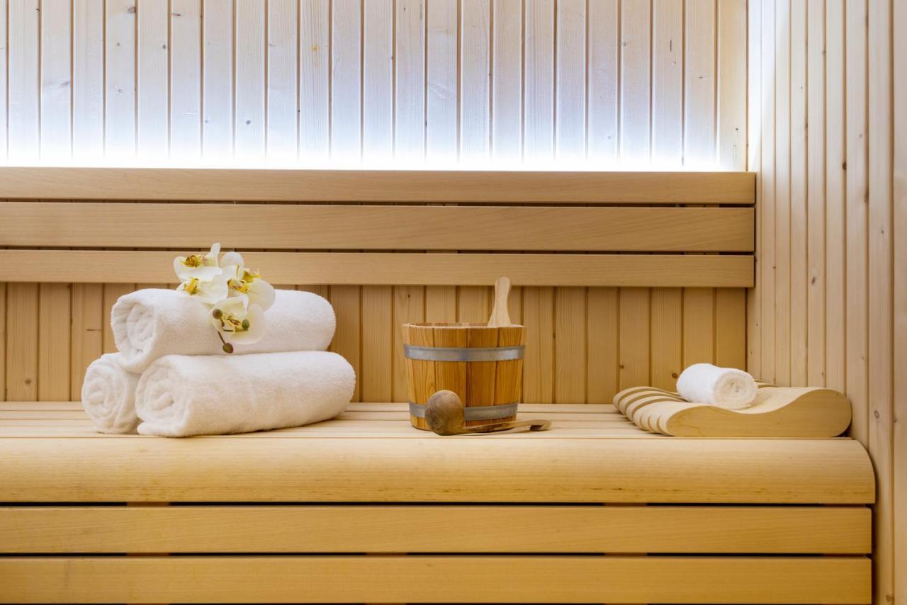 Centara West Bay Hotel & Residences Доха Екстериор снимка Sauna accessories