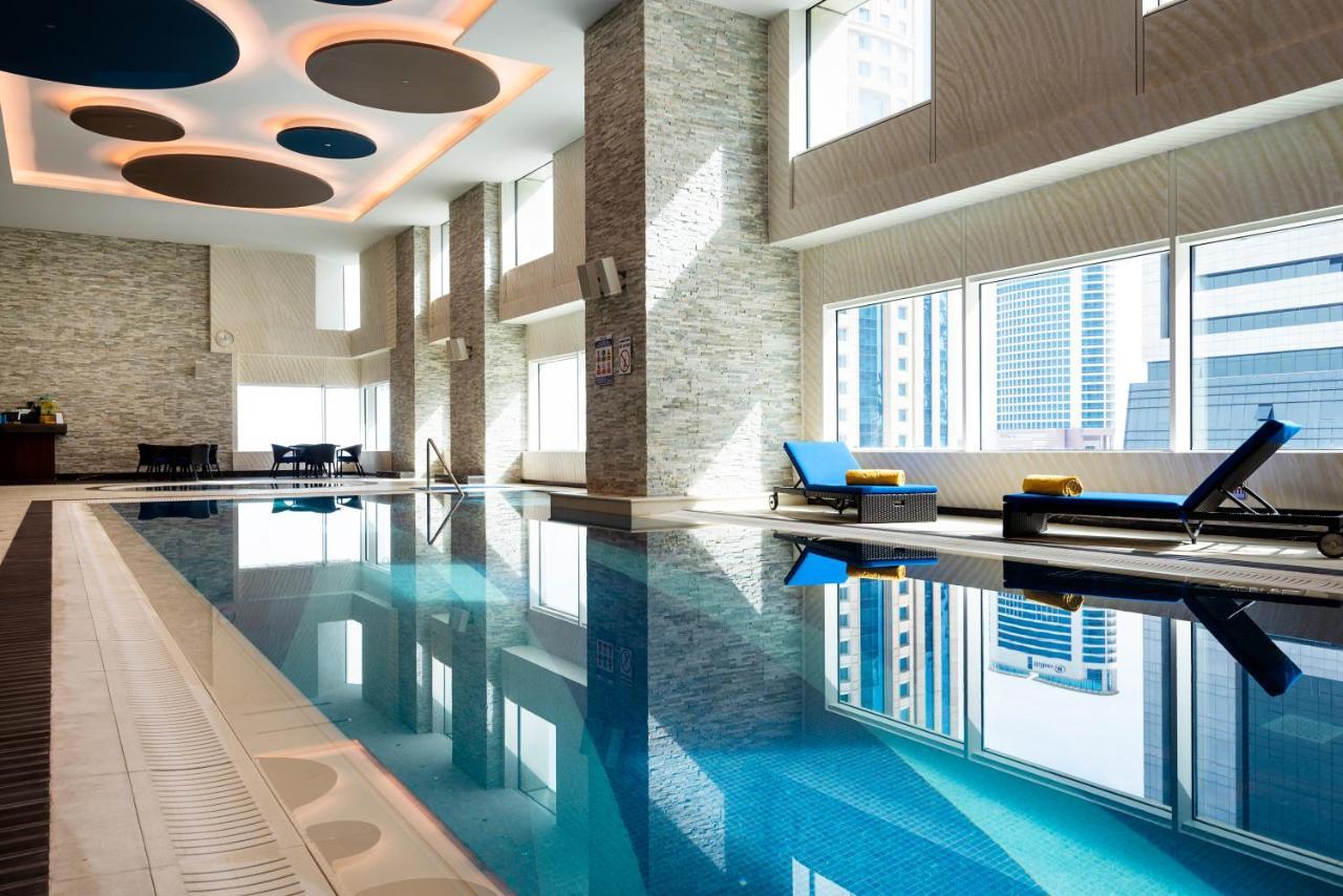 Centara West Bay Hotel & Residences Доха Екстериор снимка The pool at the hotel